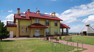 Główny budynek Szkolnego Schroniska Młodzieżowego "Rozdzielnia Wiatrów" w Głobikowej